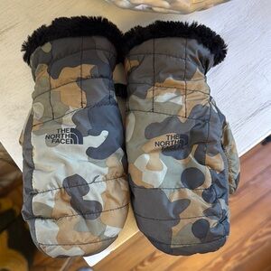 The north face camo women’s ski gloves